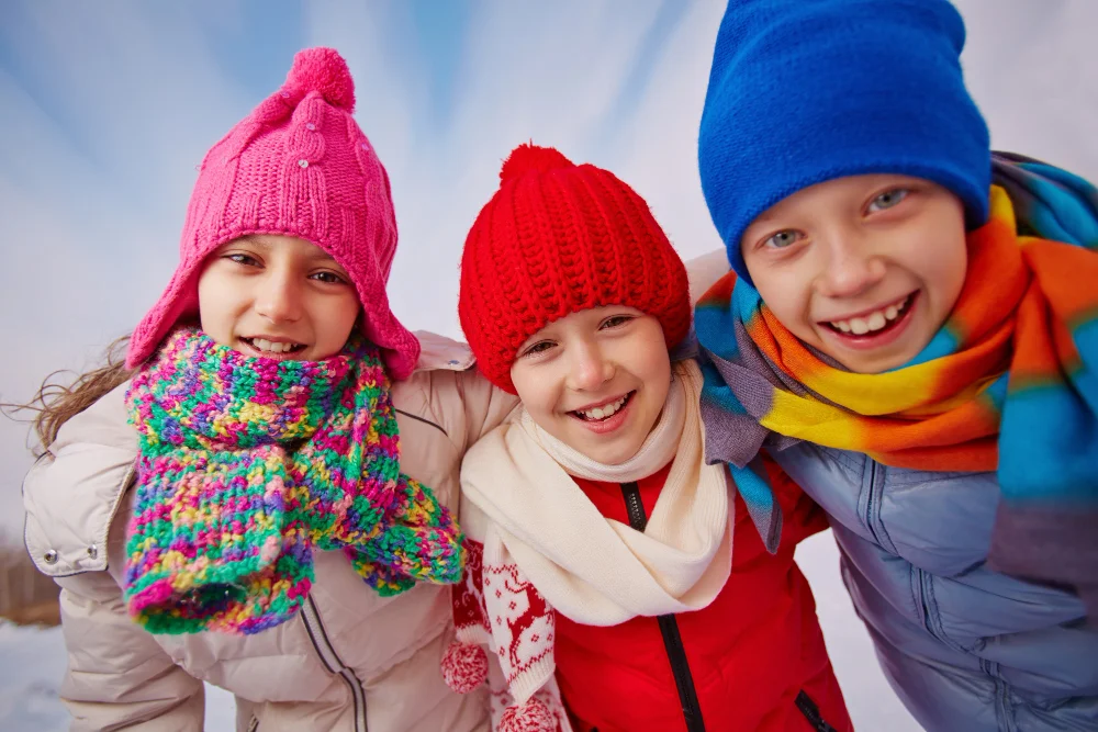 close up happy kids with wool hats scarves لباس سنتر فروشگاه اینترنتی لباس سنتر با هدف فروش بهترین لباس های زنانه و مردانه و بچگانه همواره در تلاش می باشد که رضایت خاطر شما را فراهم نماید.